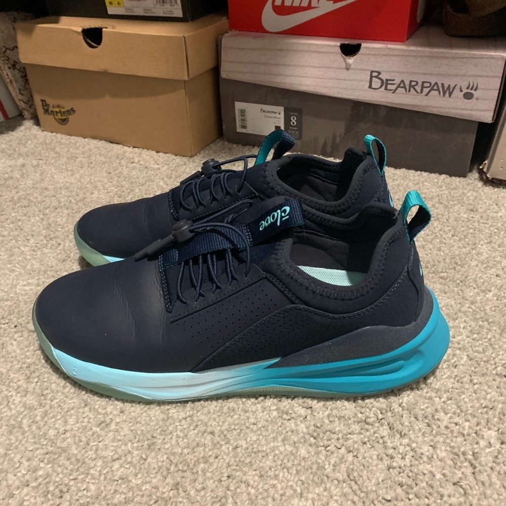 Clove nursing sneakers